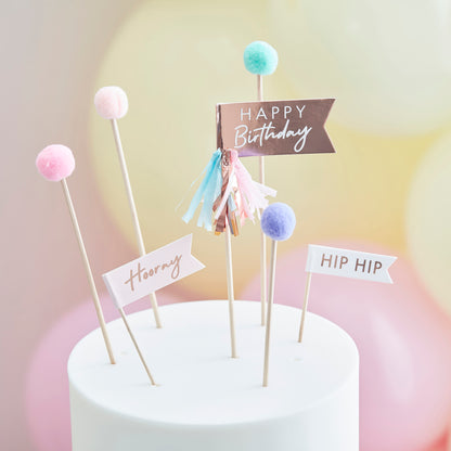 Ein Caketopper mit Pompoms für deinen coolen Geburtstag 