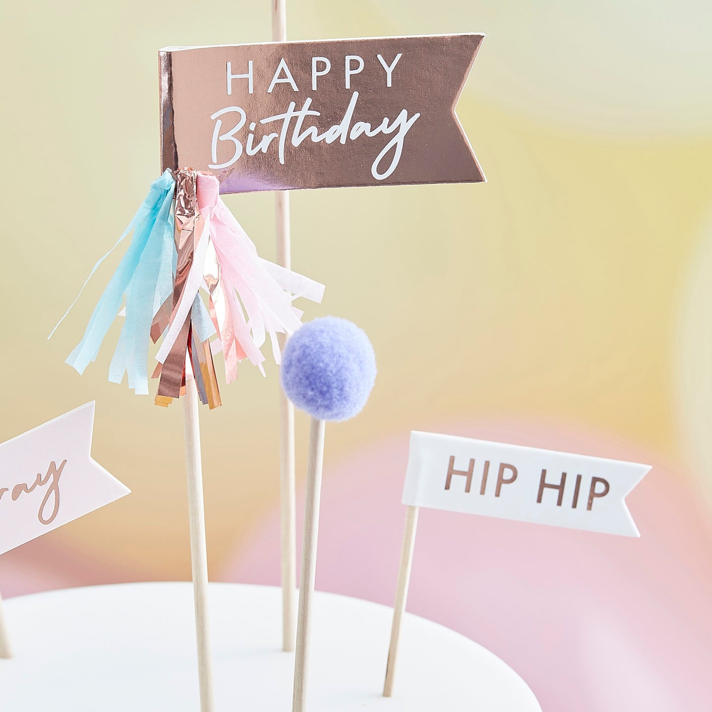 Ein Caketopper mit Pompoms für deinen coolen Geburtstag 
