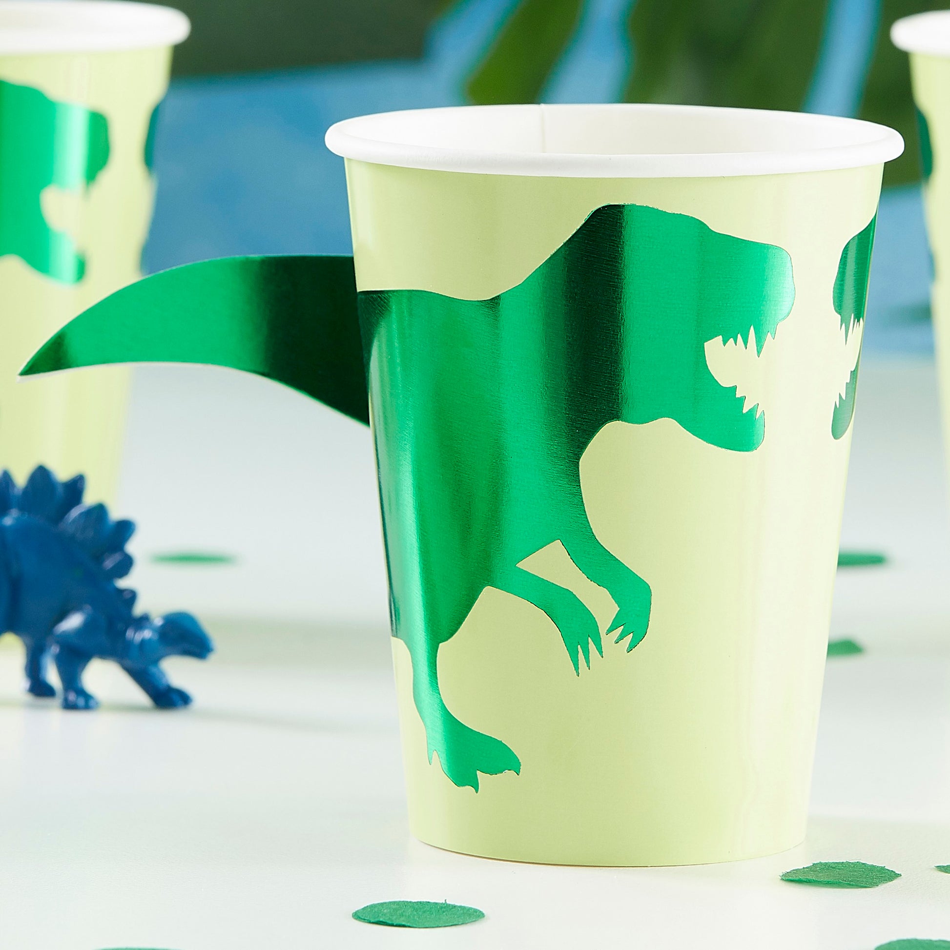 Partybecher Pappbecher mit stylischem Dino in Grün und Grün Metallic Roar